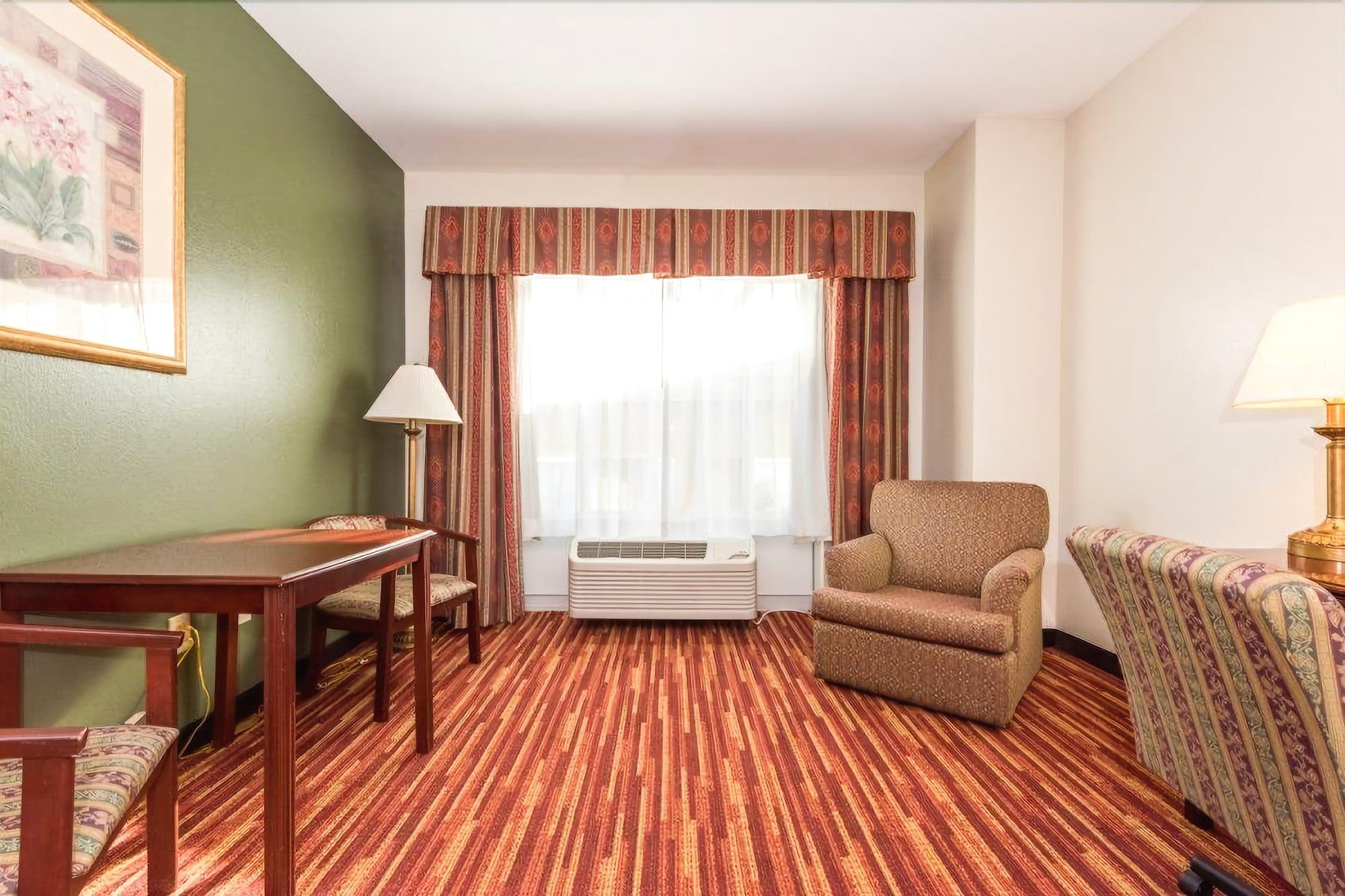 Baymont By Wyndham Montgomery South Екстер'єр фото