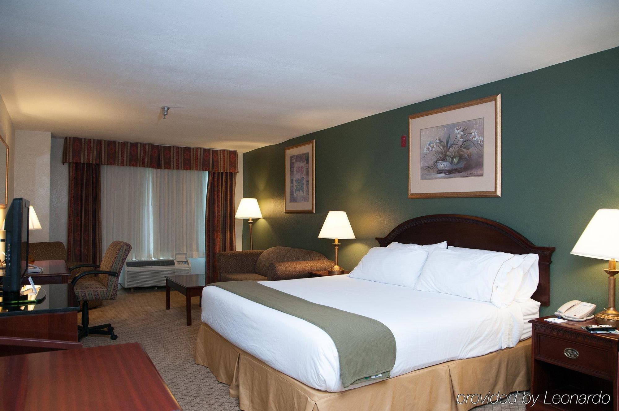 Baymont By Wyndham Montgomery South Екстер'єр фото