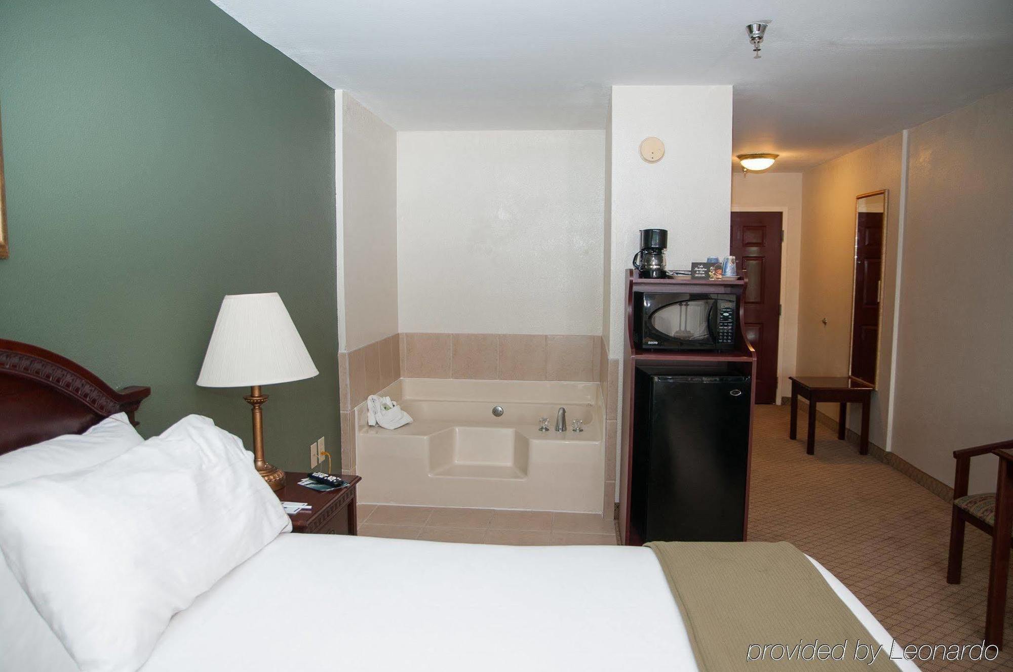 Baymont By Wyndham Montgomery South Екстер'єр фото